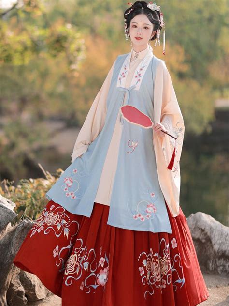 dior chinese traditional outfit.